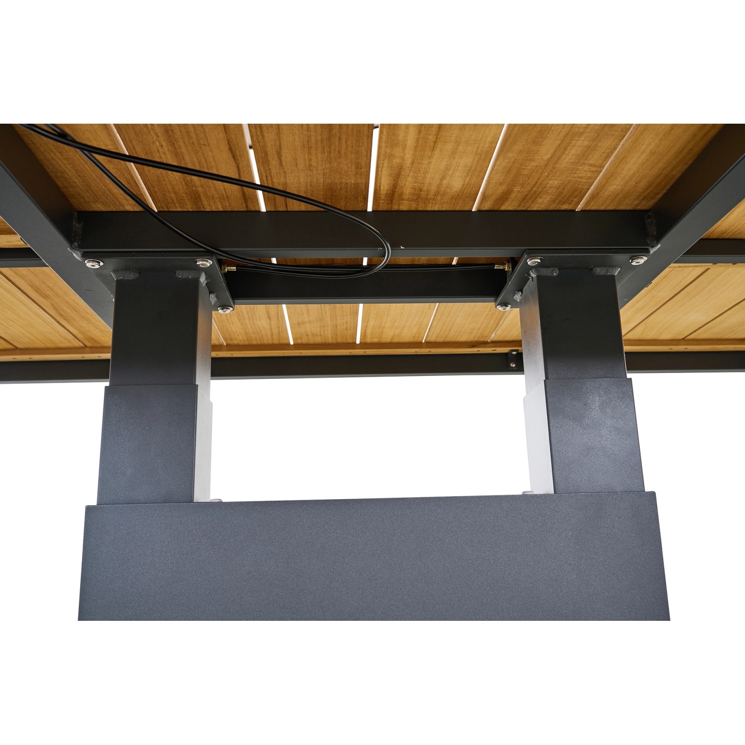 Detailansicht des Siena Garden Gartentisch Talina mit Teakholzplatte und Aluminiumgestell.