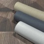 Marburg GZSZ Vliestapeten in Beige, Grau und Schwarz mit Textiloptik auf Holzboden.
