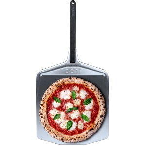 Ooni Pizzaschieber 14 Zoll mit Pizza, Grillutensil aus Aluminium mit schwarzem Griff.