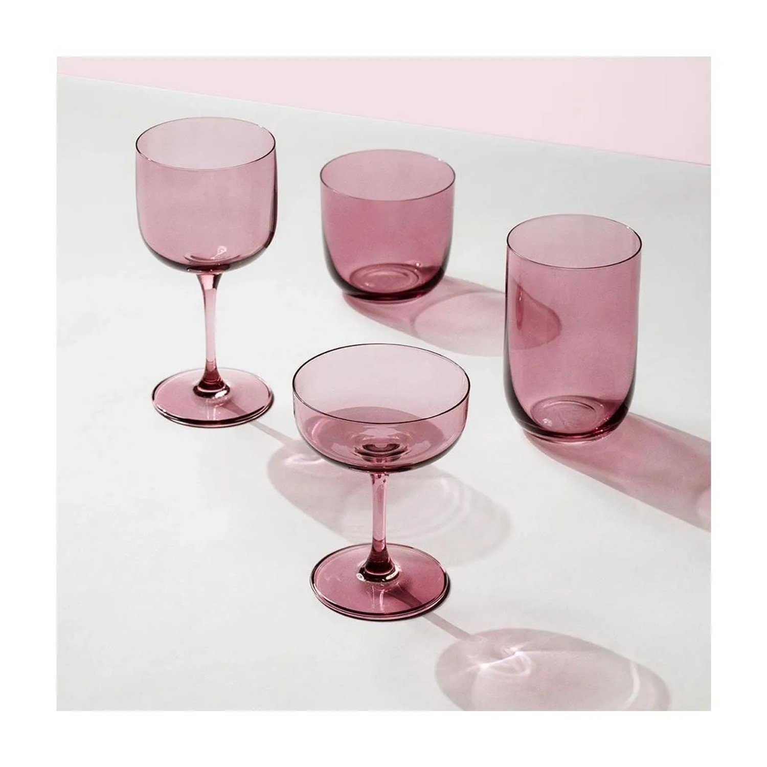 Vier pinkfarbene Villeroy & Boch Trinkgläser: zwei Stielgläser und zwei Bechergläser. Modernes Geschirr aus Glas.