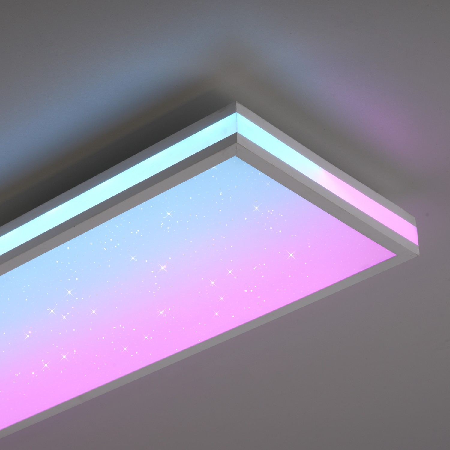 Weißes Just Light LED-Panel Mario 100x25 cm mit Farbverlauf und Sternenhimmel-Effekt.