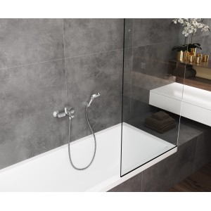Aufputz Wannenarmatur Vernis Blend von Hansgrohe in Chrom an Badewanne mit Duschwand.