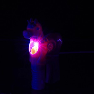 Relaxdays Einhorn Seifenblasenpistole Kunststoff Pink LED Batteriebetrieben 21 cm x 5,5 cm x 18 cm 0,2 kg