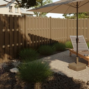 Sandfarbener WPC Sichtschutzzaun mit Aluminiumelementen, 180x180 cm, im Garten.