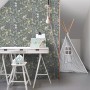 ESTAhome Vliestapete mit blau-grünem Blumen- und Vogelmuster im Kinderzimmer. Dekorative Wandgestaltung für eine fröhliche Atmosphäre.