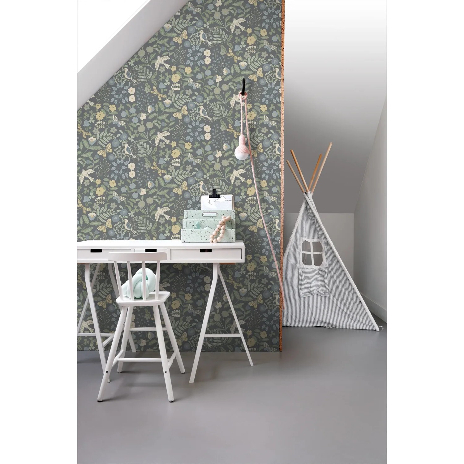 ESTAhome Vliestapete mit blau-grünem Blumen- und Vogelmuster im Kinderzimmer. Dekorative Wandgestaltung für eine fröhliche Atmosphäre.