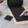 Wolfcraft Profi-Messer schneidet Dämmung auf Holzplatte. Sicherheitsmesser mit Trapezklinge.