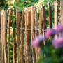 Natürlicher Staketenrollzaun aus unbehandelter Haselnuss, 90x1000cm, ideal als Gartenzaun.
