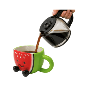Melonen-Kaffeebecher mit lustigem Gesicht, in den Kaffee gegossen wird. Grüner Wassermelonen-Trinkbecher.