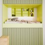 Raumgestaltung mit Akustikpaneel-Muster Linoleum Spring Green: Wand- und Deckenverkleidung im Schlafzimmer.