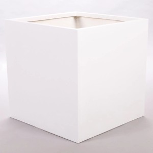 Quadratischer, perlmutt-weißer Pflanzkübel (60x60x60cm) aus Fiberglas für Innen- und Außenbereich.