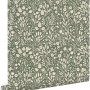 ESTAhome Vliestapete: Grüner Hintergrund mit cremefarbenem Blumenmuster. Dekorative Tapete für stilvolle Wände.