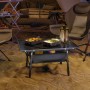 Outsunny Campingtisch aus Aluminium, schwarz, mit Ablagekorb und Speisen auf der Tischplatte.