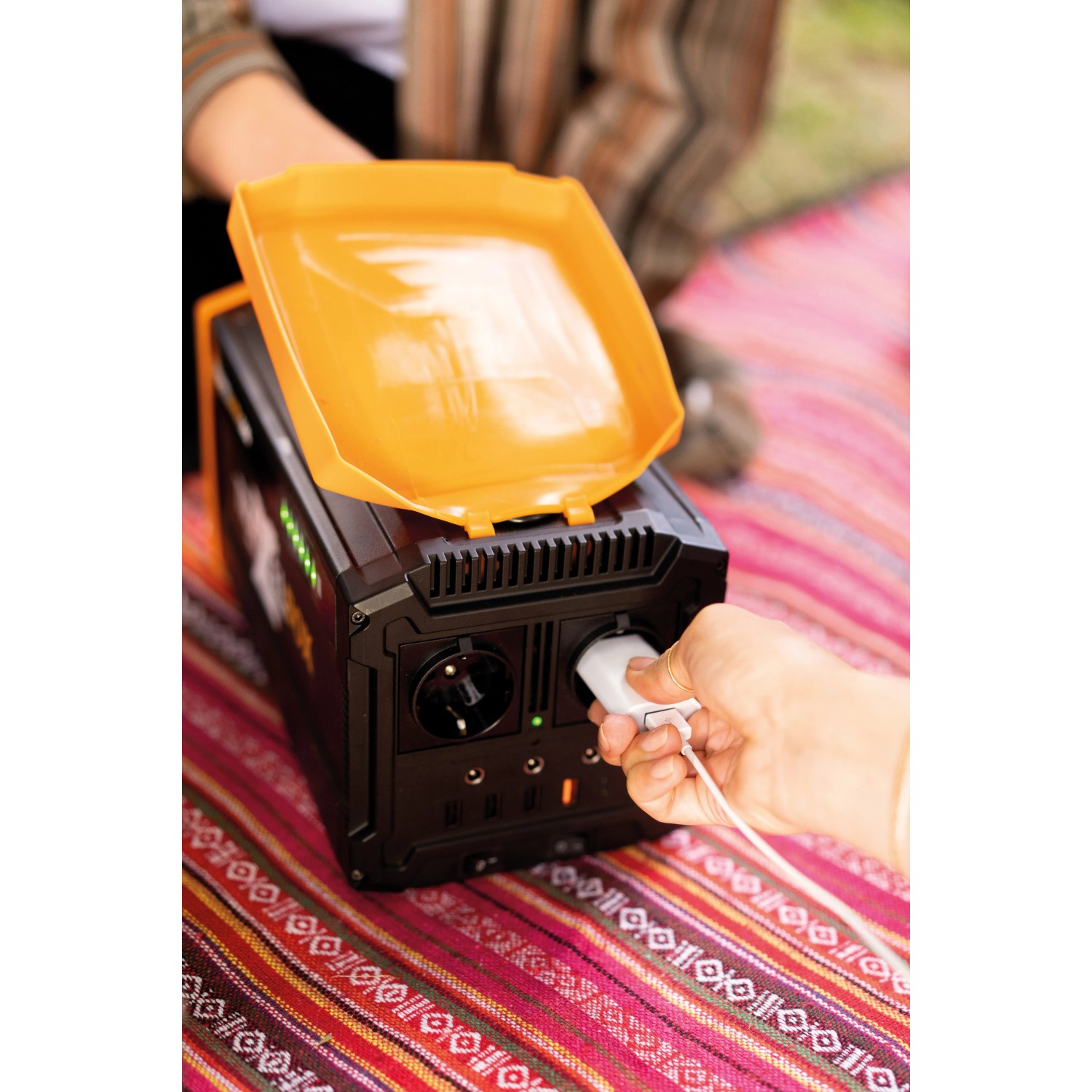 Cross Tools Travelbox 500+ Power Station mit 555 Wh, Akkubox zum Aufladen von Geräten beim Camping.