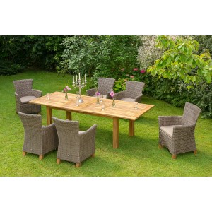 13-teiliges Gartenmöbel-Set Toskana mit Ausziehtisch aus Akazienholz und Polyrattan-Sesseln.