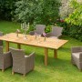 13-teiliges Gartenmöbel-Set Toskana mit Ausziehtisch aus Akazienholz und Polyrattan-Sesseln.