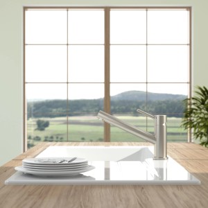 Villeroy & Boch Como Küchenarmatur aus Edelstahl, schwenkbar, vor Fenster montiert.