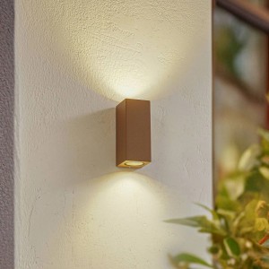 Moderne, braune Lucande Außenwandleuchte Xava mit zwei Lichtquellen.