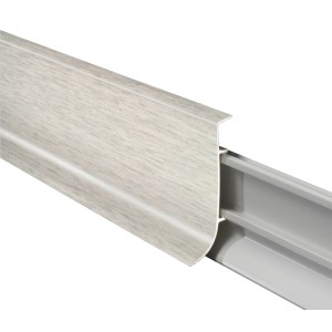 Hellgraue, klemmbare Sockelleiste aus Kunststoff (60 mm hoch) mit Befestigungsprofil.