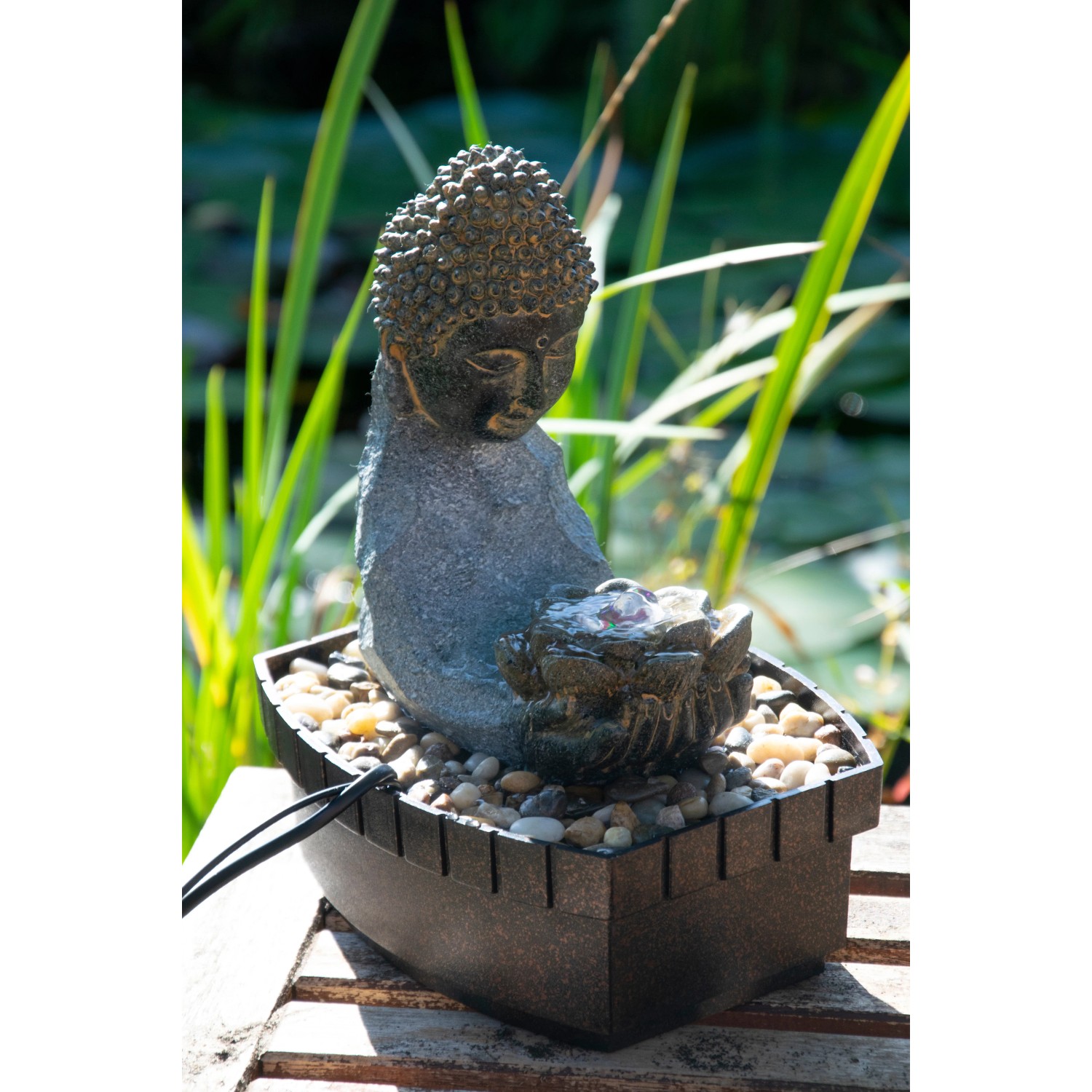 Zimmerbrunnen Buddha mit Lotusblüte in Steinoptik und Deko-Steinen.