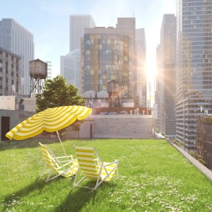 Gelb-weiß gestreifter Sonnenschirm und Liegestühle auf grüner Dachterrasse mit Stadtblick. Der Rasendorn hält den Schirm sicher.