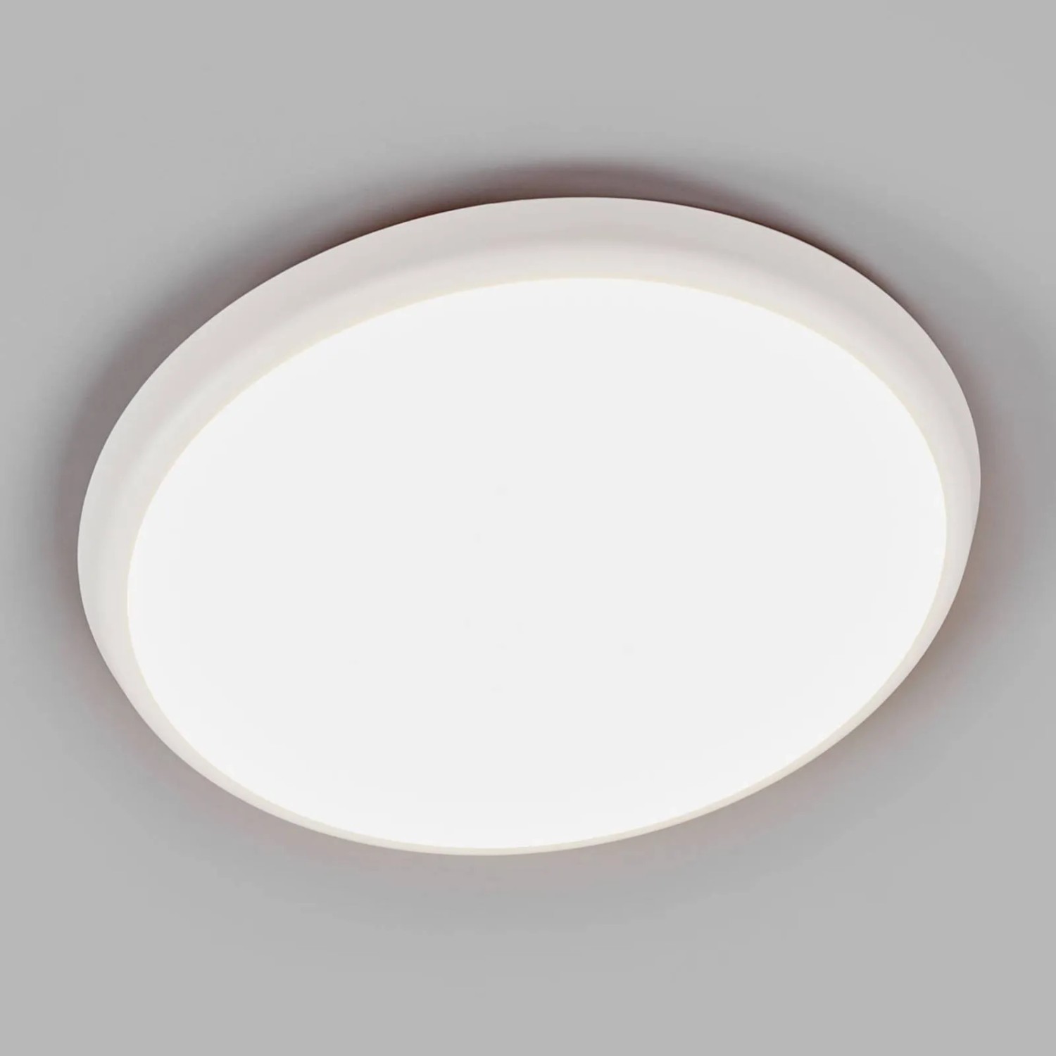 Weiße, runde Arcchio LED Deckenleuchte Augustin für das Badezimmer, 30 cm Durchmesser.