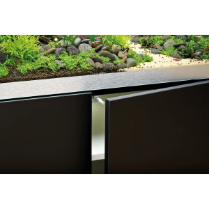 Oase HighLine 200 Aquarium-Set, schwarzer Unterschrank mit geöffneten Türen, bepflanztes Becken.