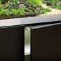 Oase HighLine 200 Aquarium-Set, schwarzer Unterschrank mit geöffneten Türen, bepflanztes Becken.