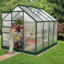 Vitavia Gewächshaus Venus 5000: Grünes Gartenhaus mit Kind und Mann im Garten.