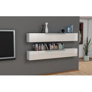 Wandregale in Weiß mit Büchern und Dekoration an grauer Wand.