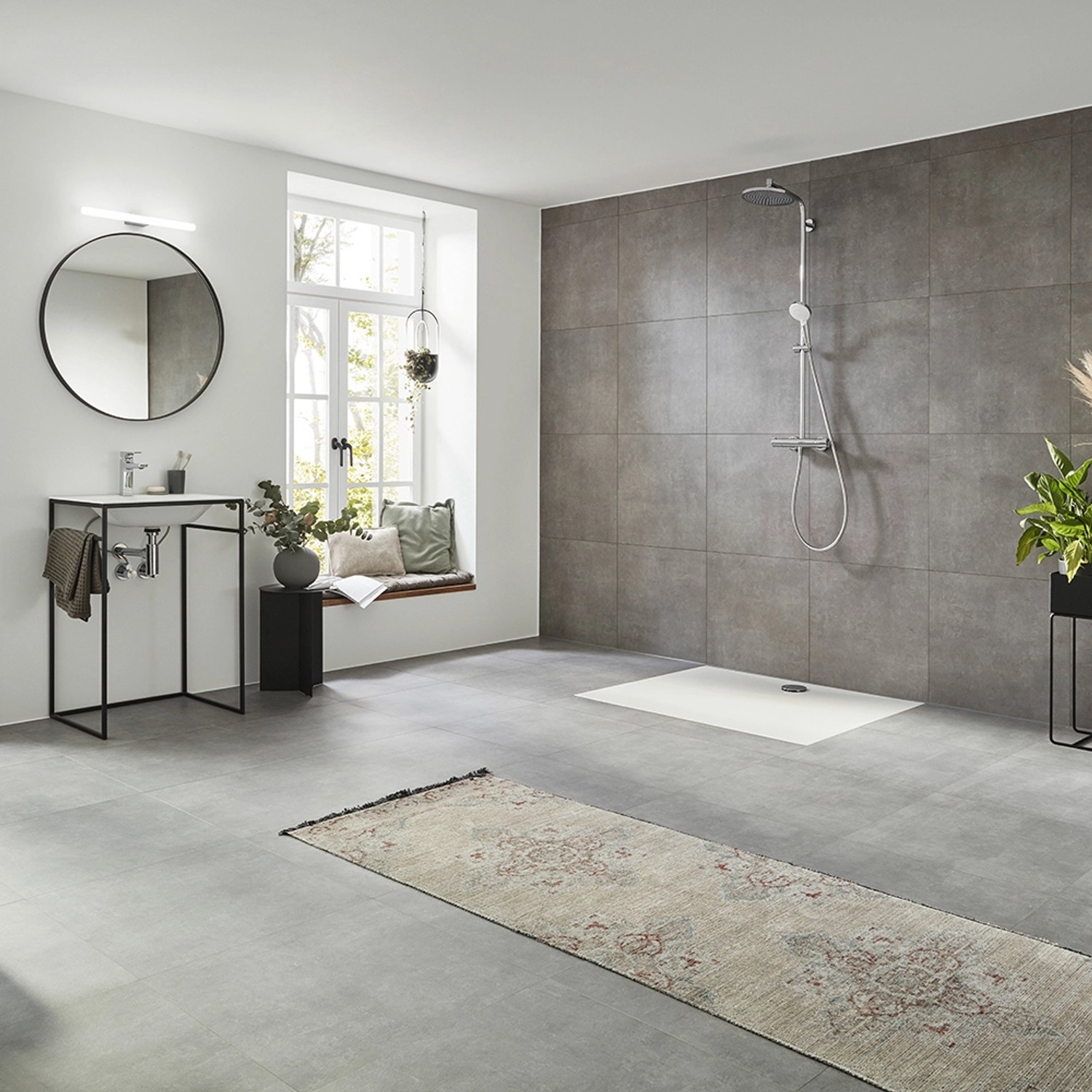 Hansgrohe Crometta Duschsystem mit Kopf- und Handbrause in Chrom/Weiß im modernen Badezimmer.