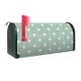 Grüner Banjado US Briefkasten mit Herzmuster, roter Fahne und Stahl Korpus. Ideal als Wand- oder Standbriefkasten.