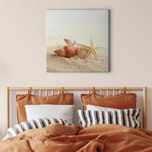 Maritimes Wandbild: Seestern und Muscheln auf Leinwand in Creme-Weiß für Wohn- und Schlafzimmer.