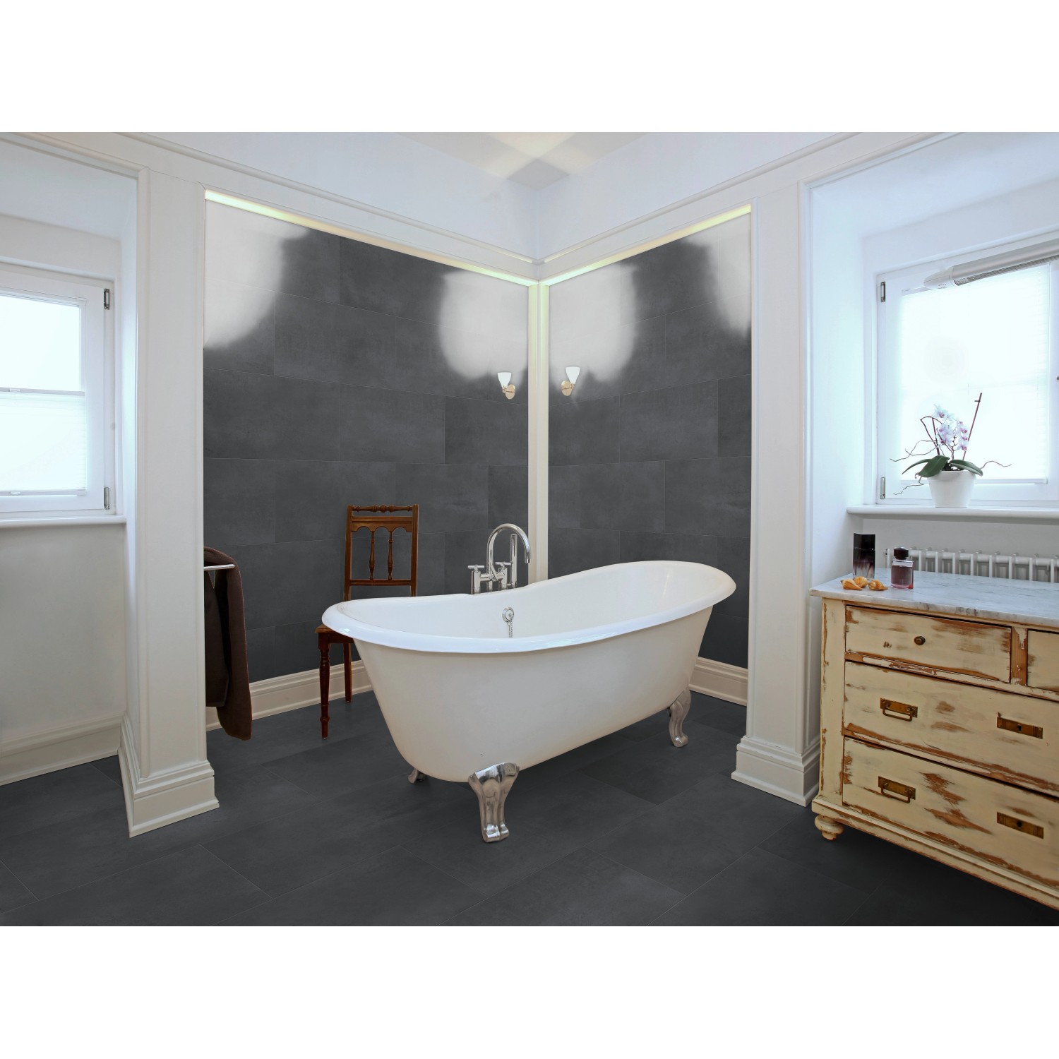 Badezimmer mit Classen Neo 2.0 Vario Nero Dekor-Paneelen in Steinoptik an Wand und Boden.