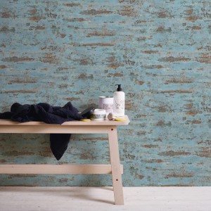 Hellblaue Vlies Tapete in Steinoptik mit Used Look für Wohnzimmer und Küche.