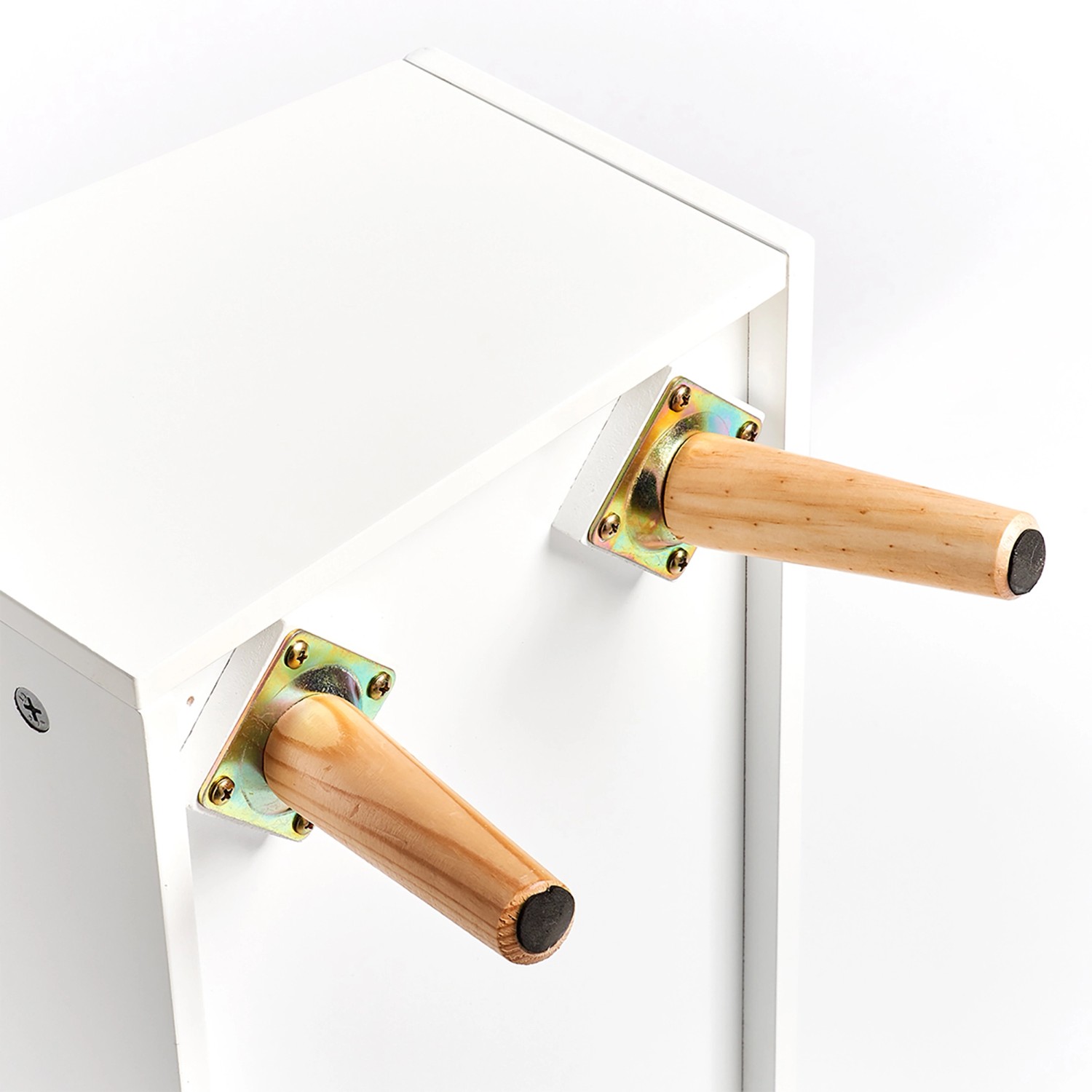 Detailansicht: Weiße Kinder Aufbewahrungstruhe Wolke mit Holzfüßen.