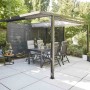 Siena Garden Pergola mit anthrazitfarbener Sichtblende 150x210 cm als Wind- und Blickschutz.