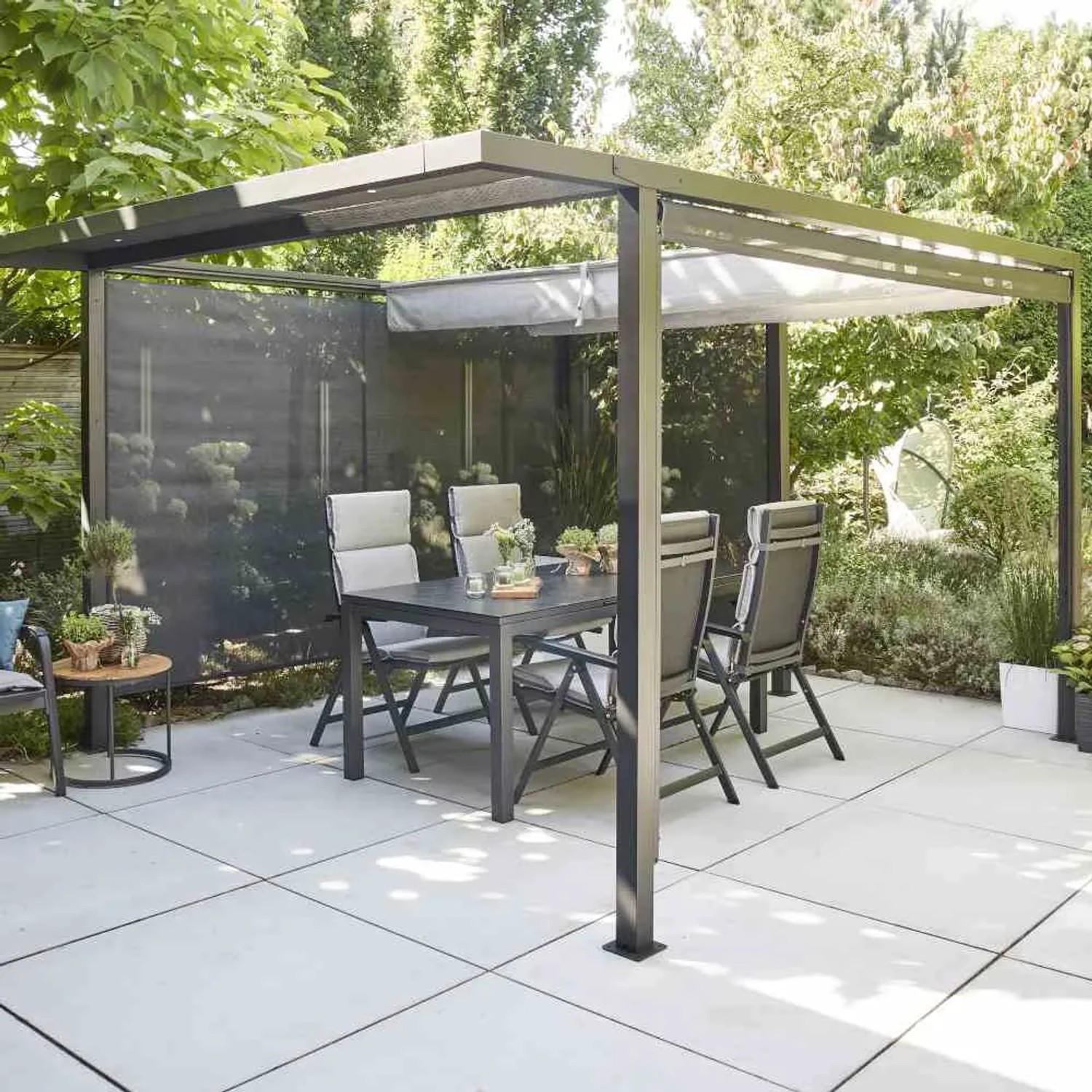 Siena Garden Pergola mit anthrazitfarbener Sichtblende 150x210 cm als Wind- und Blickschutz.