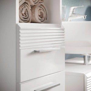 Detailansicht: Weißes Badmöbel-Set Linus (3-tlg.) mit Hochglanzfronten und Rillenoptik.