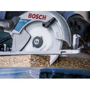 Bosch Kreissägeblatt Standard for Wood im Einsatz beim Sägen von Holz.