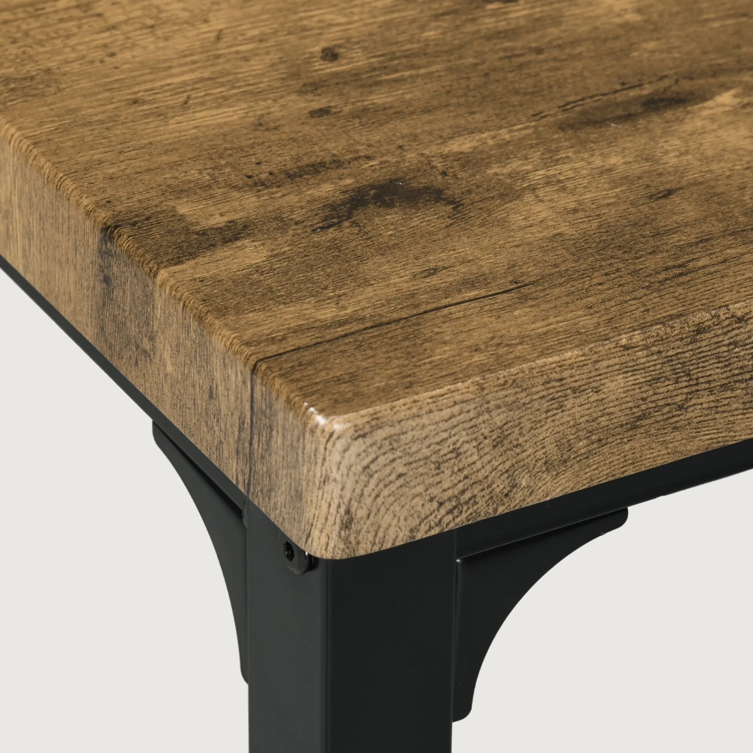Detailansicht: Rustikal-braune Tischplatte der HOMCOM Essgruppe aus MDF mit schwarzem Metallgestell.