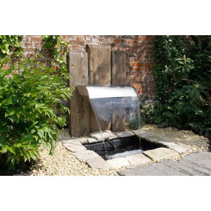 Ubbink Nevada LED Wasserfall aus Edelstahl im Garten mit Teichbecken und Dekoration.