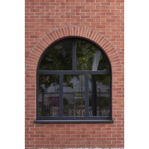 Wand mit Elabrick Verblender Sahara um ein Fenster mit Rundbogen.
