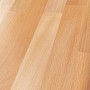 Detailaufnahme einer geölten Buchenholzstufe der Treppe Kos. FSC®-zertifiziertes Holz.