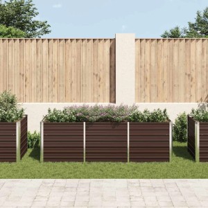 Braunes furnicato Garten-Hochbeet aus verzinktem Stahl, 240x80x77 cm, bepflanzt.