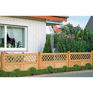 T&J Sichtschutzzaun Skagen aus Lärche, 180x90 cm, mit Rautenmuster vor einem Haus.