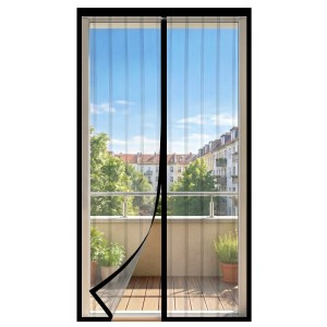 Schwarzes magnetisches Fliegengitter für Balkontür, Mückenschutz ohne Bohren, leicht geöffnet, mit Blick auf Balkon.