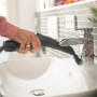 Kärcher SC 3 EasyFix Dampfreiniger in Anwendung am Waschbecken, zur Reinigung von Armaturen.