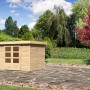 Unbehandeltes Karibu Holz-Gartenhaus Boras mit Flachdach, 298x213 cm, im Garten.