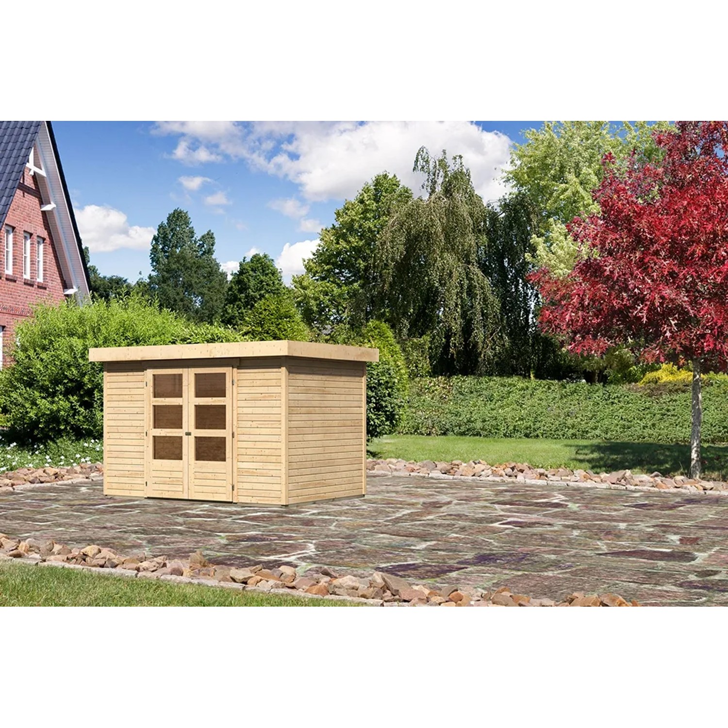 Unbehandeltes Karibu Holz-Gartenhaus Boras mit Flachdach, 298x213 cm, im Garten.